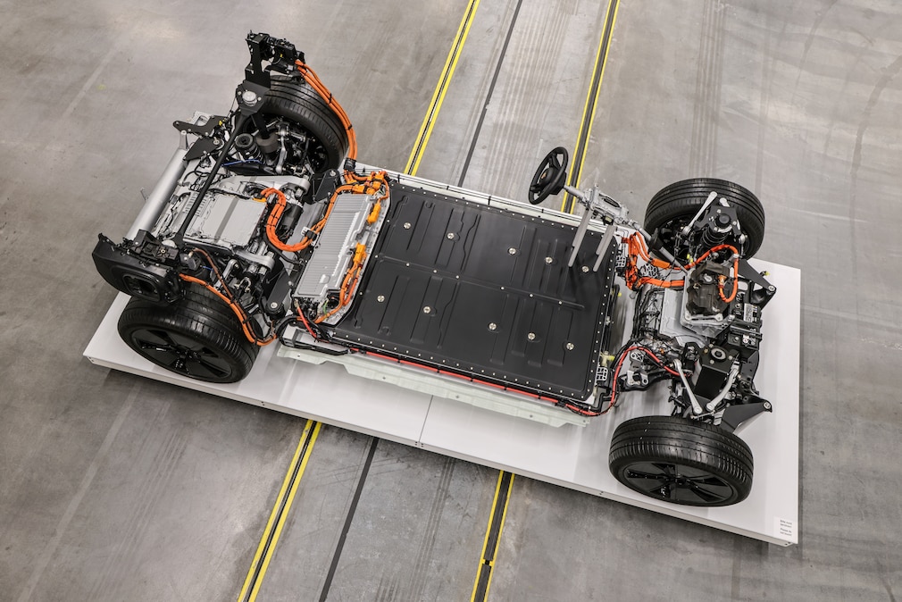 Rollendes Chassis mit Batterie beim Porsche Macan