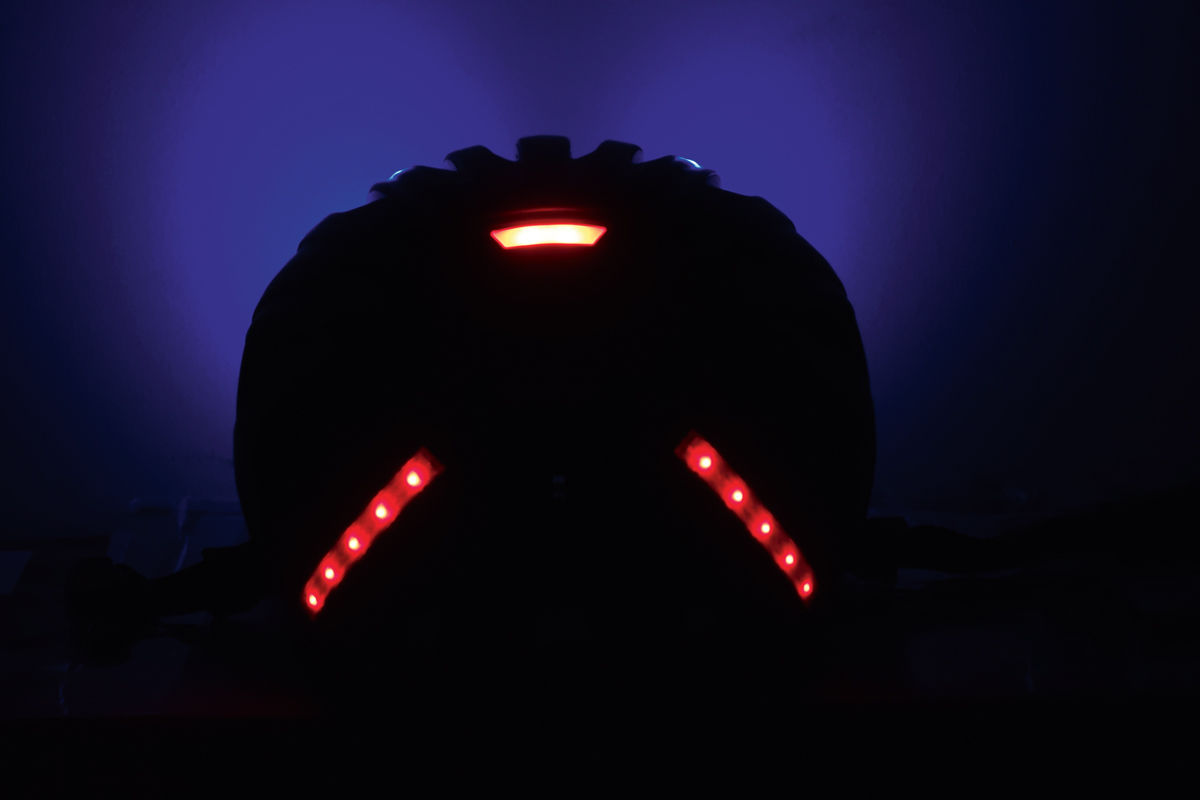 Fahrradhelm-Test: 8 Fahrradhelme mit Licht im Test (2021) - AUTO BILD