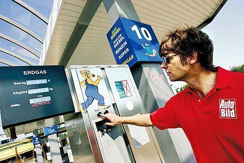 Knöpfe, Karten, Geheimzahlen – jede Tankstelle funktioniert anders.