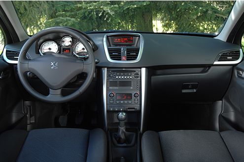 Ordentlich: Das Cockpit wurde aus der Limousine übernommen.
