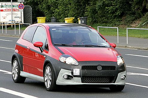Große Schnauze, Turbo dahinter: Fiat schickt 2008 Grande Punto und 500 als Abarth ins Rennen.