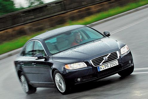 Stilsicher  nur bei Nässe kämpft der 185-PS-Diesel um Bodenhaftung.