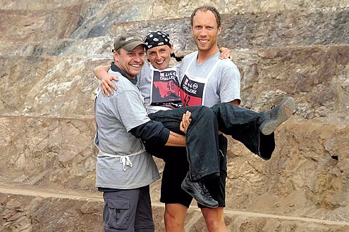 Siegerpose: Petra, Dirk und Rainer treffen sich im Oman wieder.