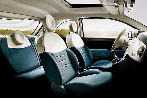 Wie beim Vorbild aus den 50ern: Lenkrad und Sitze farblich abgestimmt.