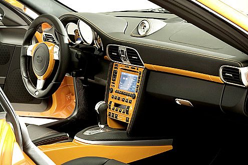Bei TechArt zählen auch innere Werte: Leder und CarboBlack-Optik.