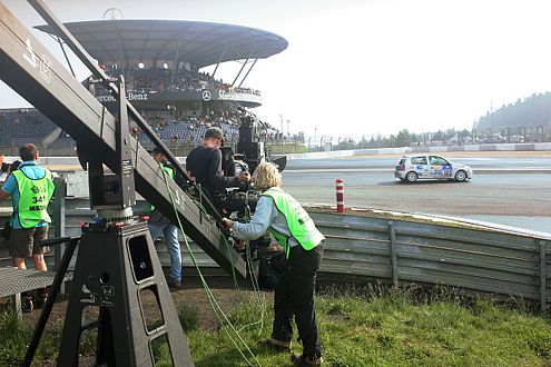 Großer Aufwand, große Wirkung: Mit Spezialkamera an der Mercedes-Arena.