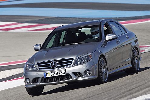 Keine Angst vor Kurven: Fahrwerk und EPS halten den Wagen im Zaum.