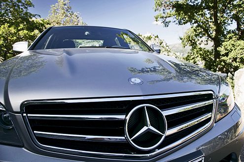 Neu bei AMG: zwei Powerdomes auf der Motorhaube der C-Klasse.