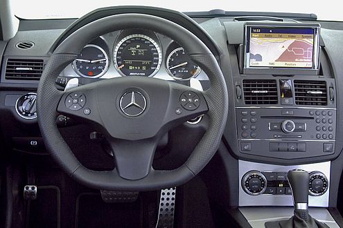Auch innen sportlich: der C 63 AMG mit abgeflachtem Lederlenkrad.
