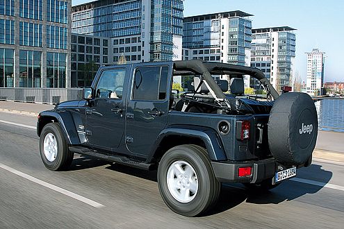 Das einzige viertürige Serien-Cabrio ermöglicht viel Frischluft-Fahrspaß.