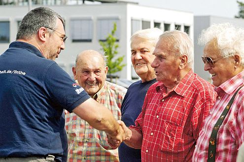 Gratulation vom Instrukteur: Diese Senioren haben das Fahrsicherheitstraining überstanden.