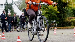 Pedelec-Fahrerin beim Sicherheitstraining