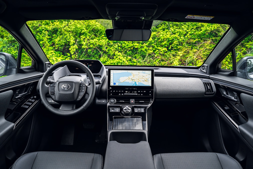 Toyota bZ4X (2022): Toyotas erstes E-SUV mit eckigem Lenkrad - AUTO BILD