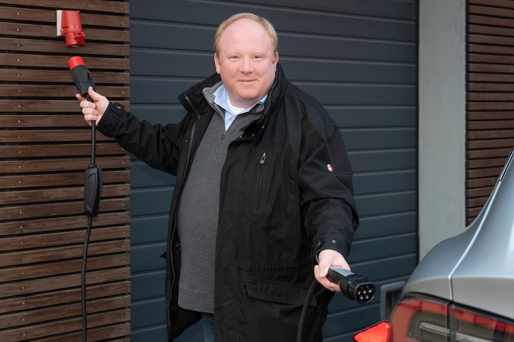 Frank Mischkowski beim Laden mit Starkstrom