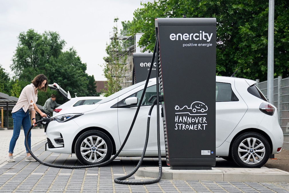 E-Auto an einer Ladesäule für Elektroautos