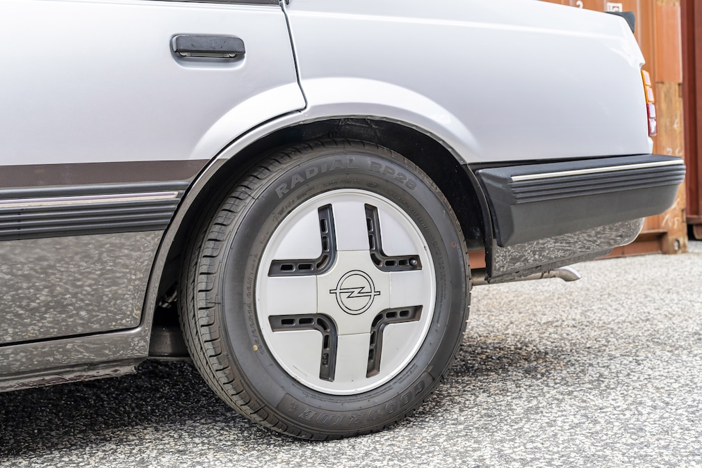 Linkes Hinterrad des Opel Ascona C SR/E