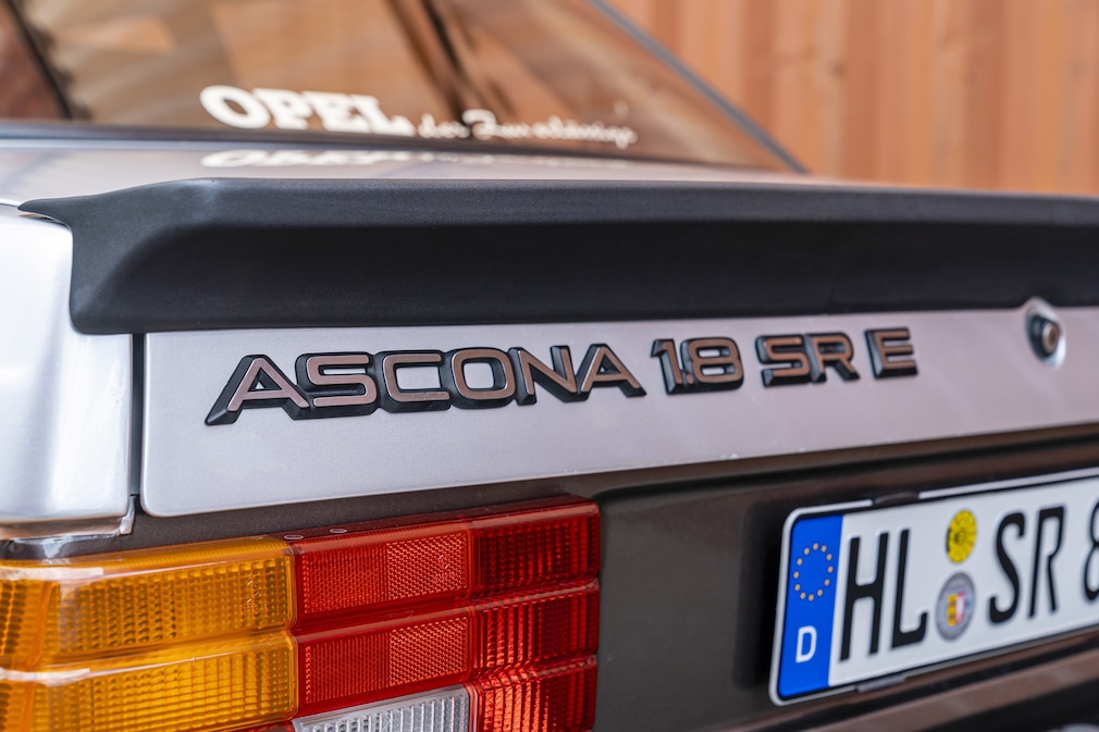 Schriftzug "Ascona 1.8 SR E" am Heck des Opel