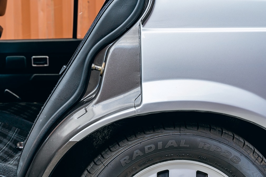 Sichtbar zweifarbig lackiertes Blech hinter der Autotür hinten links.