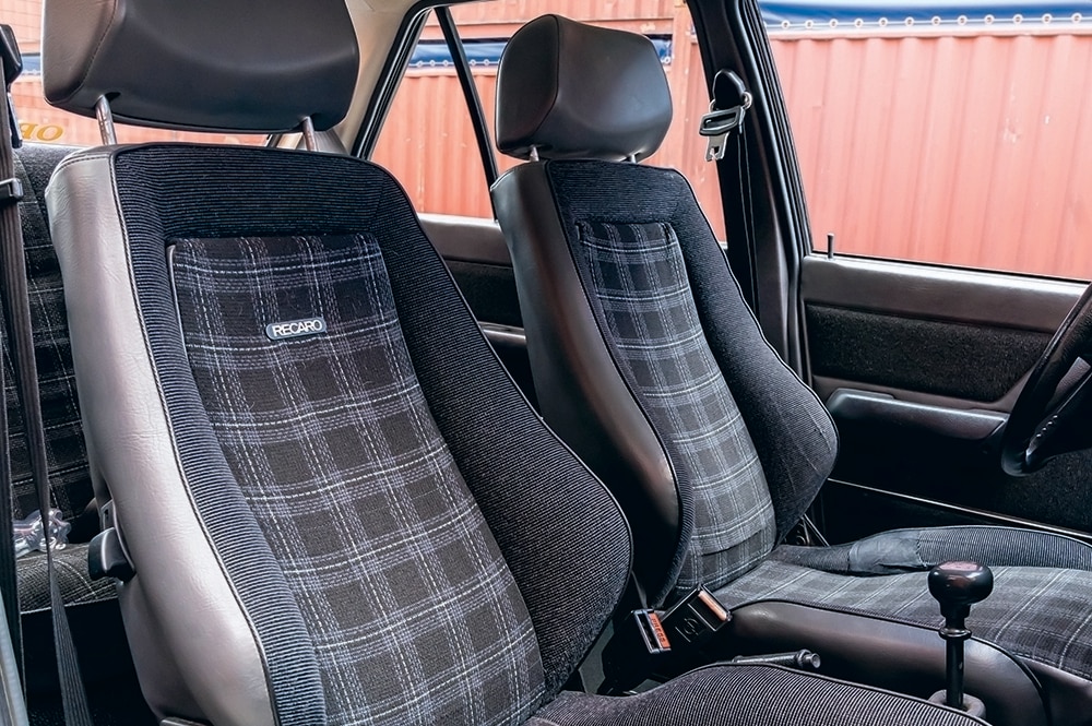 Sportsitze von Recaro mit Stoff in Karo-Muster.