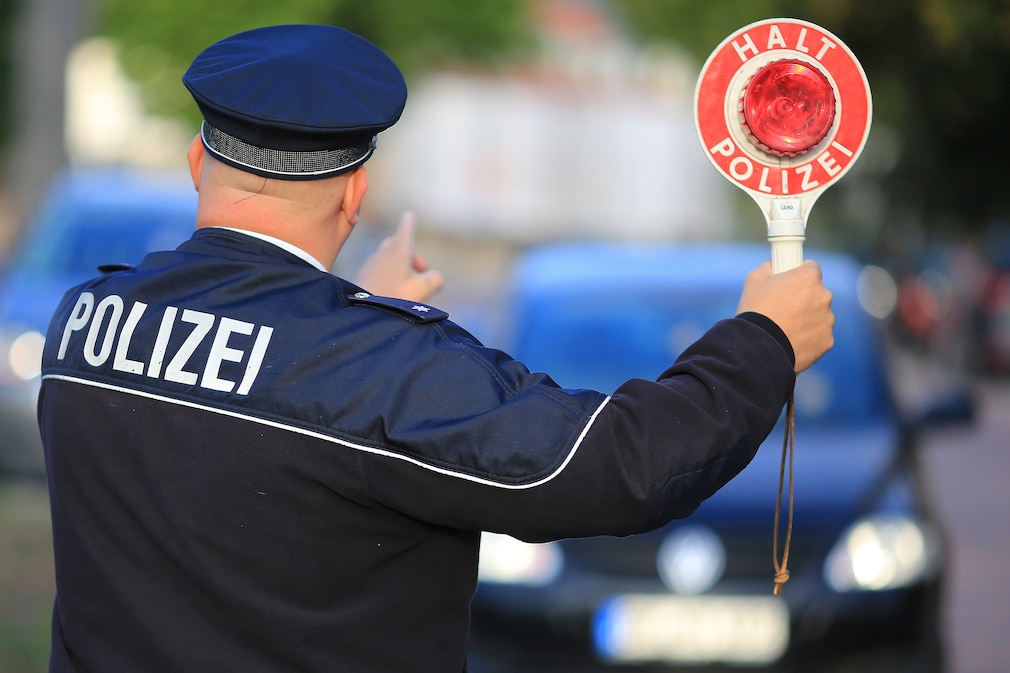 Polizeikontrolle mit Kelle