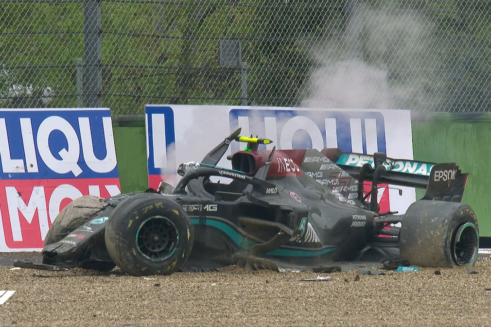 Bottas und Russell crashen