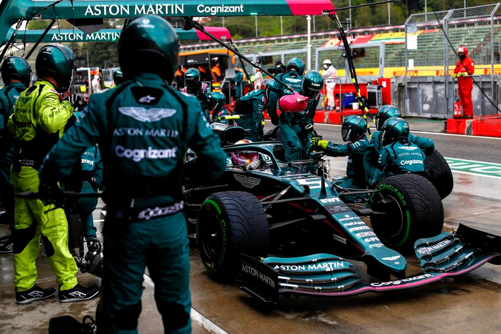 Feuer an Vettels Aston Martin