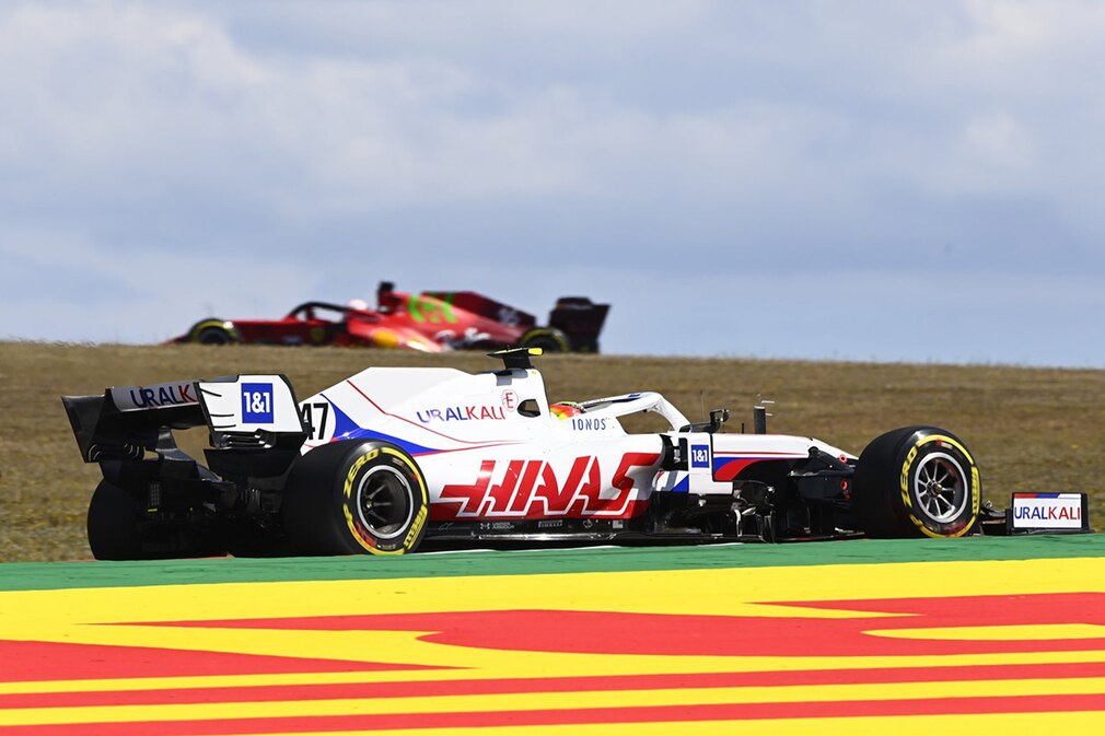 Hamilton ringt Verstappen nieder