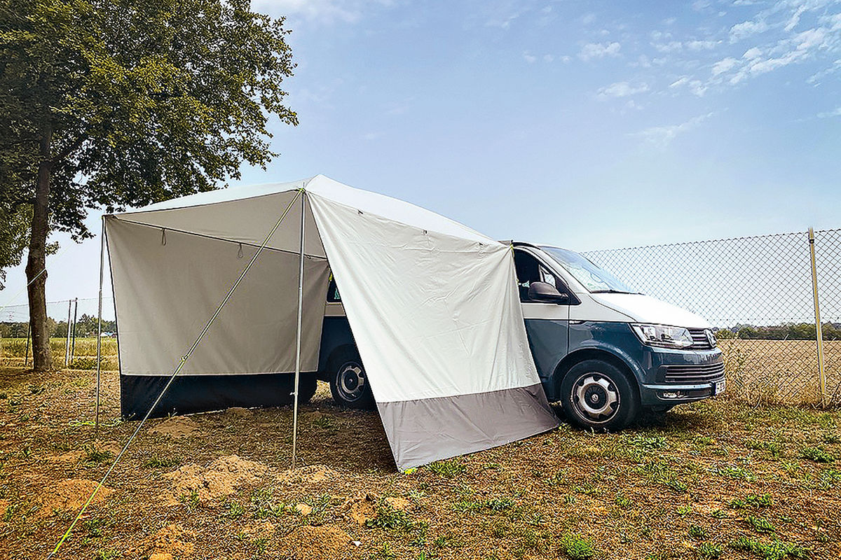 12V Winkelstecker für Normsteckdosen - Campingshop Campingzubehör,  Campingartikel & Campingbedarf für Campingbus, Wohnmobil, Reisemobil