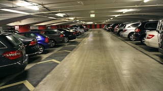 Testsieger Deutschland 2013: Die Tiefgarage Goetheplatz in Frankfurt am Main hat vieles richtig gemacht: helle und übersichtlich gestaltete Parkebenen, bequeme Schrägparkplätze und deutlich markierte Fußwege.