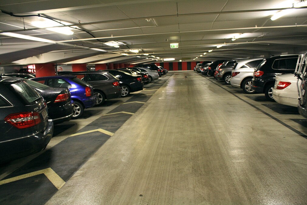 Testsieger Deutschland 2013: Die Tiefgarage Goetheplatz in Frankfurt am Main hat vieles richtig gemacht: helle und übersichtlich gestaltete Parkebenen, bequeme Schrägparkplätze und deutlich markierte Fußwege. Testsieger Deutschland 2013: Die Tiefgarage Goetheplatz in Frankfurt am Main hat vieles richtig gemacht: helle und übersichtlich gestaltete Parkebenen, bequeme Schrägparkplätze und deutlich markierte Fußwege.