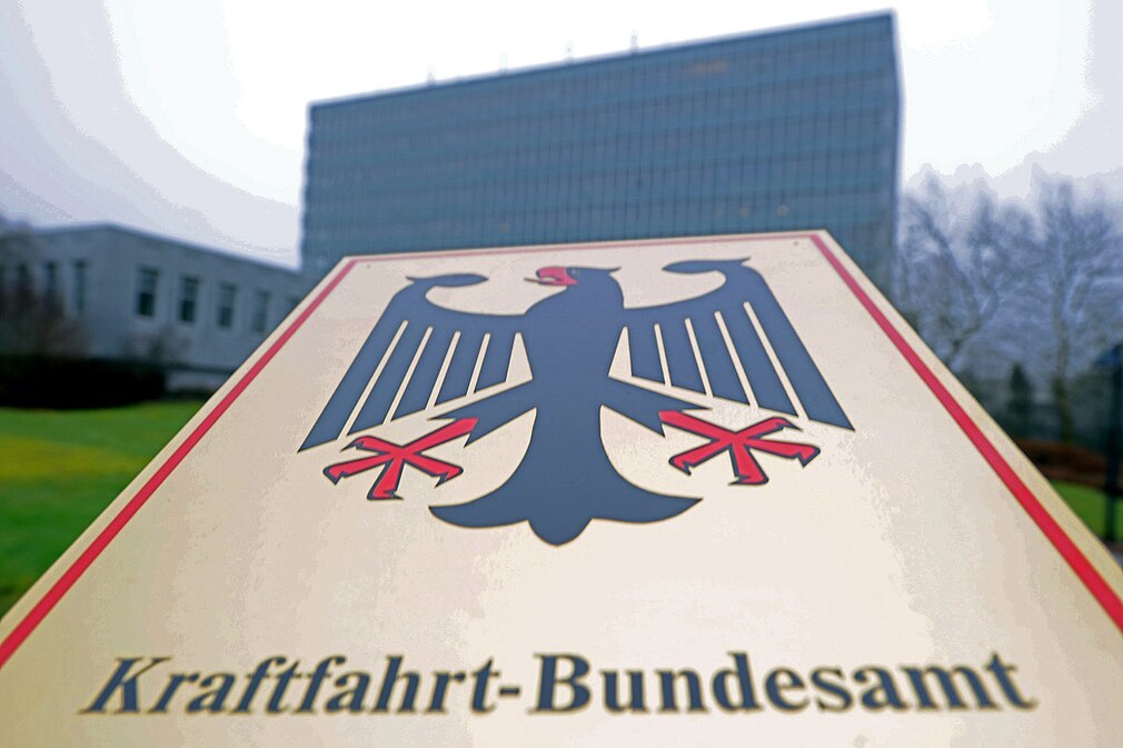 Kraftfahrt-Bundesamt in Flensburg Montage