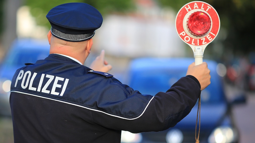 Polizeikontrolle mit Kelle Polizeikontrolle mit Kelle