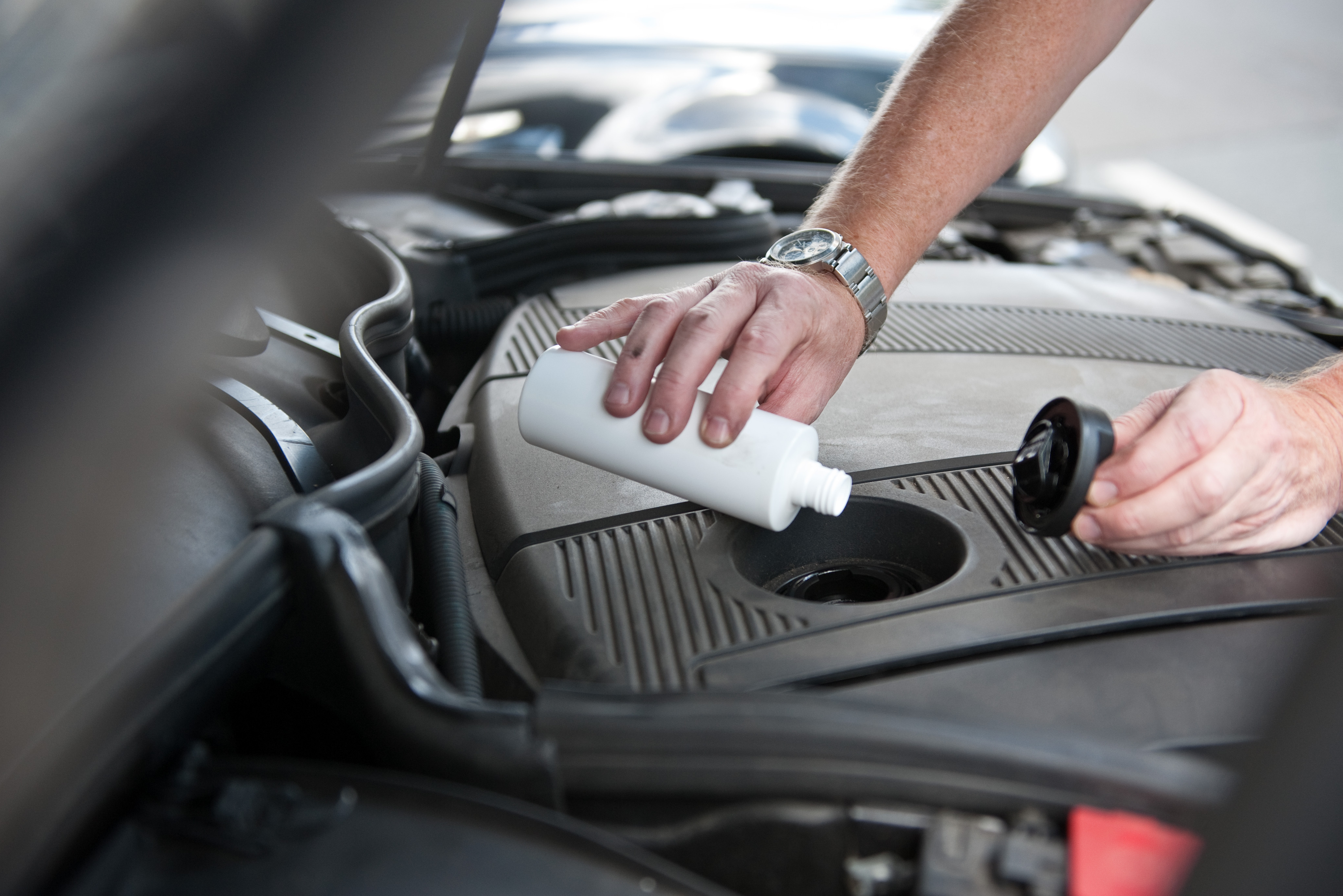 Additive beim Auto: Was bringen die Zusätze für Sprit und Motoröl? - AUTO  BILD