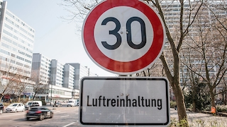 09.04.2018, Berlin: Auf der Leipziger Straße gilt seit heute Tempo 30. Dies gilt zunächst auf einem knapp 1200 Meter langen Abschnitt der Leipziger Straße zwischen Markgrafenstraße und Potsdamer Platz (Mitte) die Geschwindigkeitsbegrenzung. Die Maßnahme soll die Luftqualität verbessern.