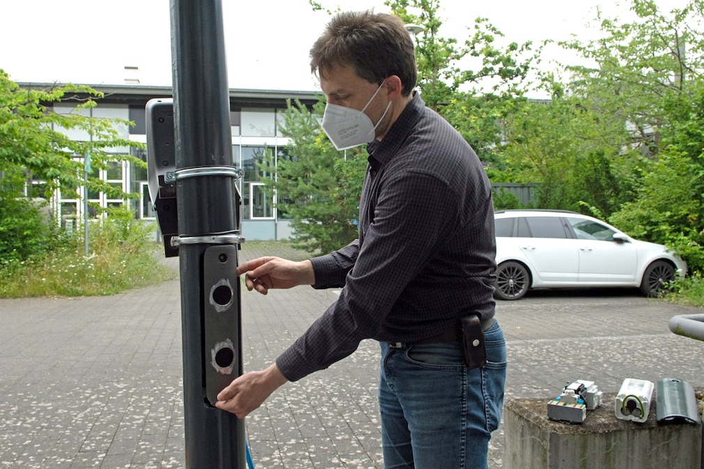 Prof. Johannes Stolz erklärt Laden an Straßenlaternen