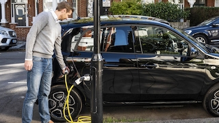 Laden an Straßenlaternen