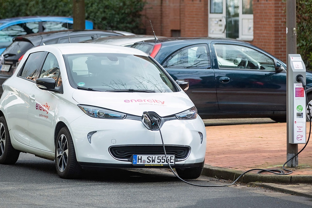 Ein Renault Zoe beim Laden an Straßenlaternen