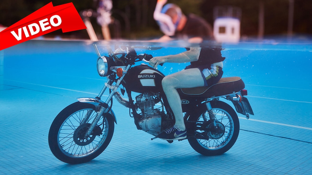 Eine alte Suzuki-125er wird unter Wasser getestet