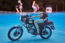 Eine alte Suzuki-125er wird unter Wasser getestet