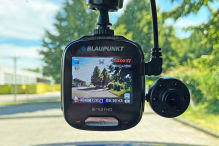 Günstige Dual-Dashcam mit einem Haken