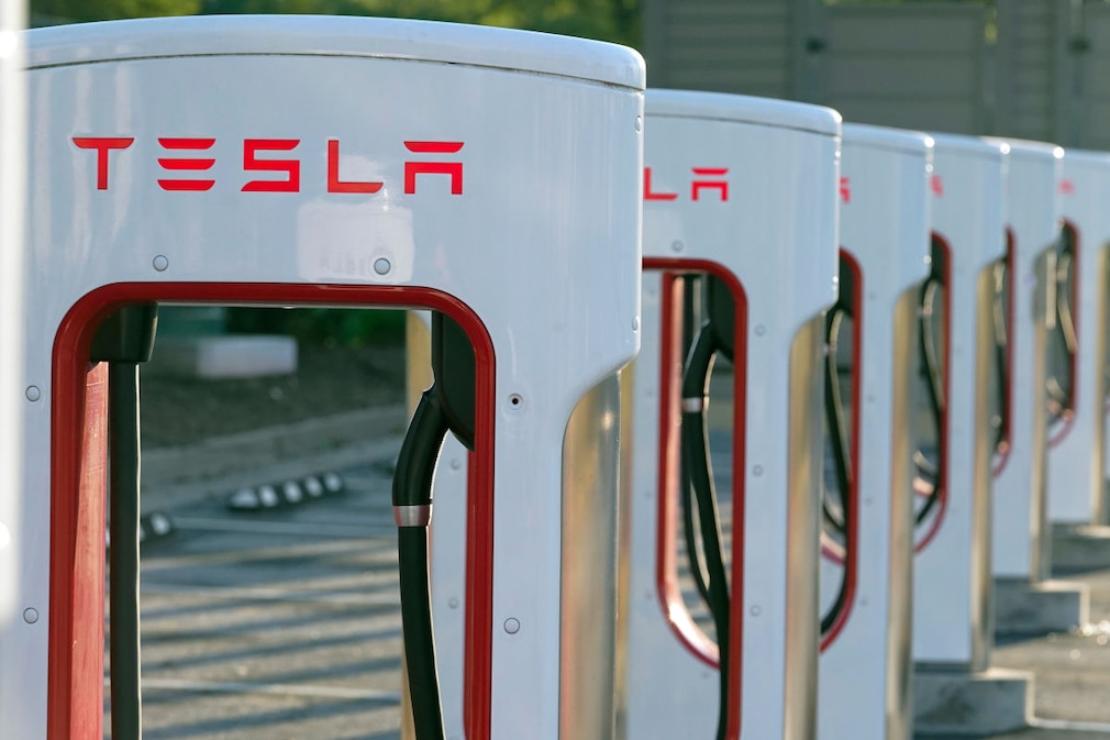 Tesla Supercharger in einer Reihe