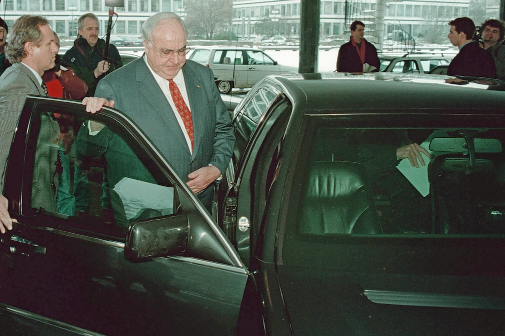 Bundeskanzler Helmut Kohl steigt 1999 in eine Mercedes S-Klasse