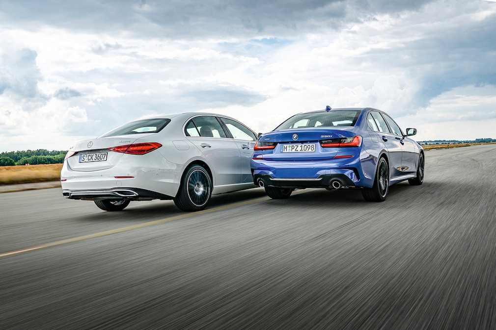 Mercedes C 300 4Matic   BMW 330i xDrive