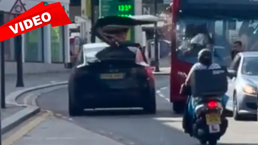 Tesla-Fahrer rammt Bus beim Posen
