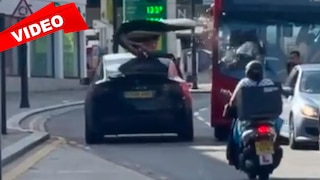 Tesla-Fahrer rammt Bus beim Posen