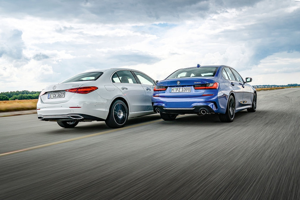 Mercedes C 300 4Matic   BMW 330i xDrive