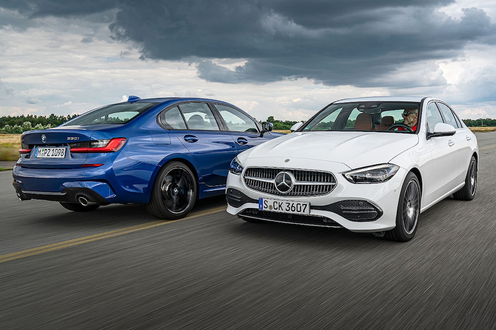 Mercedes C 300 4Matic   BMW 330i xDrive
