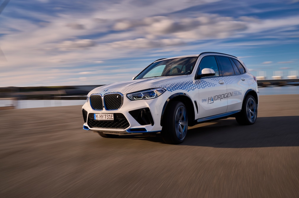 BMW iX5 Hydrogen fahrend
