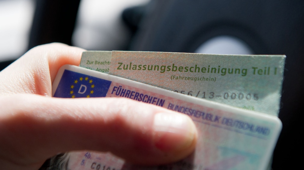 Fahrzeugschein und Führerschein Fahrzeugschein und Führerschein