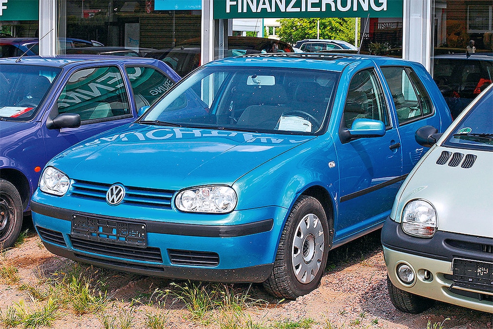 Altautos droht ein Exportverbot - Golf 4 beim Autohändler Altautos droht ein Exportverbot - Golf 4 beim Autohändler